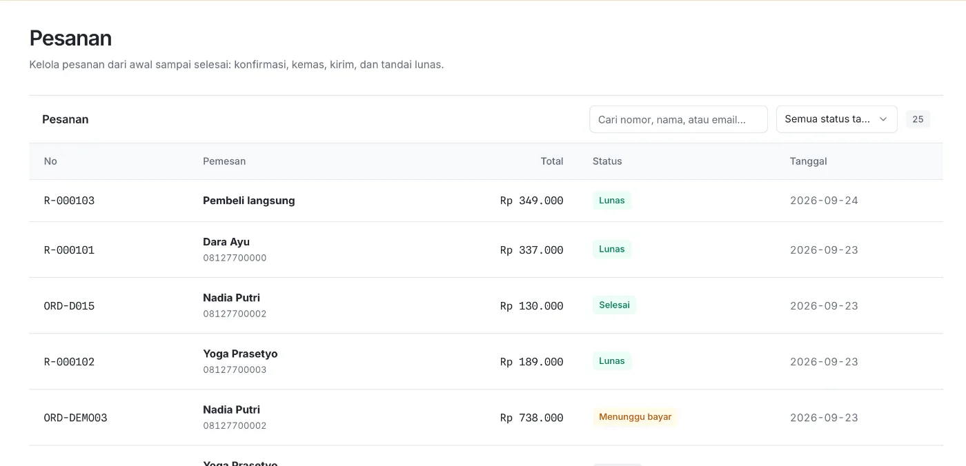 Daftar pesanan toko online dengan nomor pesanan, pelanggan, total, status pembayaran, dan tanggal.